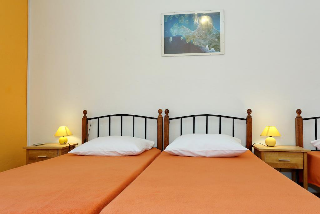 Basil Apartments And Rooms Betina  Room photo